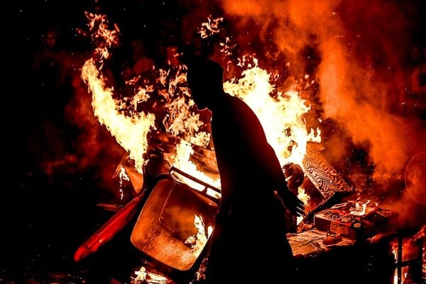 Αμβούργο: Νύχτα επεισοδίων στην G20 - Δεκάδες αστυνομικοί τραυματίστηκαν