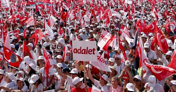 Χιλιάδες διαδήλωσαν στην Κωνσταντινούπολη για την «πορεία της δικαιοσύνης»