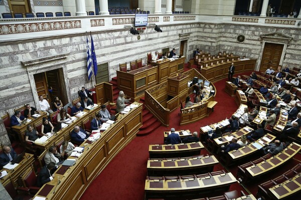 Βουλή: Ένταση και αντιπαράθεση στη συζήτηση του νομοσχεδίου για την ανώτατη εκπαίδευση