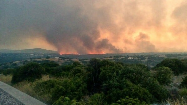 Για τέταρτη ημέρα μαίνεται η μεγάλη πυρκαγιά στα Κύθηρα-Πολύ δυνατοί άνεμοι πνέουν στην περιοχή