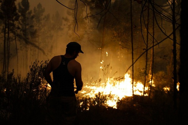 Παραδομένη στις φλόγες η Πορτογαλία- Βοήθεια από την Ισπανία για την αντιμετώπιση των πυρκαγιών