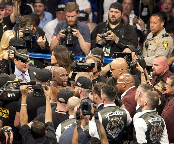 O Floyd Mayweather Jr. νίκησε τον Conor McGregor στη «μάχη του αιώνα»