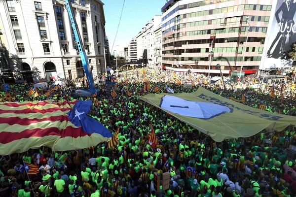 «Αντίο Ισπανία»: Χιλιάδες άνθρωποι διαδήλωσαν στην Βαρκελώνη υπέρ του δημοψηφίσματος για την ανεξαρτησία της Καταλονίας