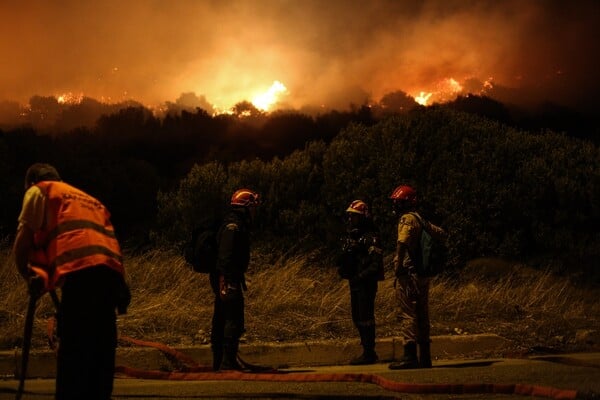 Δύσκολη νύχτα για τη Ζάκυνθο - Μαίνονται τα πύρινα μέτωπα και πλησιάζουν σε χωριά