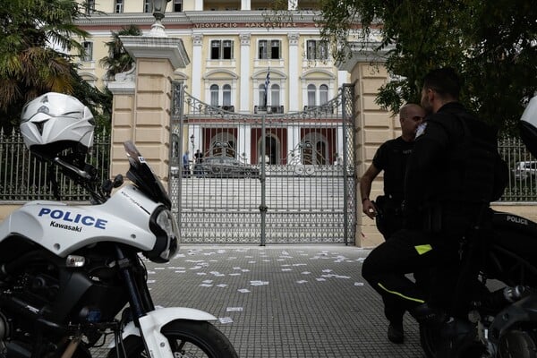 Αντιεξουσιαστές εισέβαλαν στο Υπουργείο Μακεδονίας Θράκης