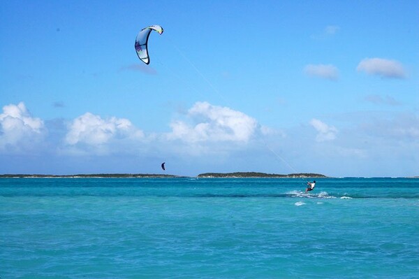 Εντοπίστηκε χειριστής kite-surf που αγνοείτο στην Ακράτα