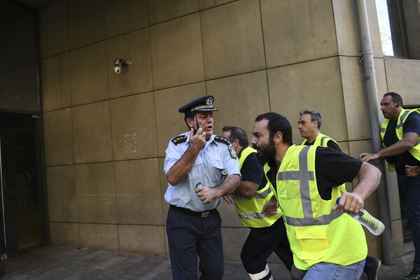 Οι μεταλλωρύχοι της Εldorado Gold έκαναν έφοδο στο Υπουργείο - Επεισόδια με τα ΜΑΤ