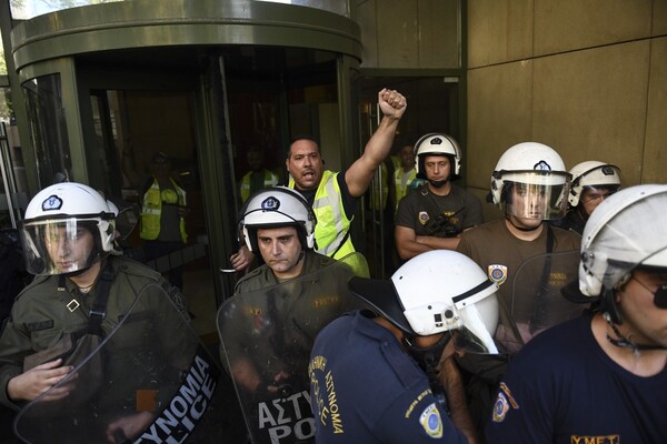 Οι μεταλλωρύχοι της Εldorado Gold έκαναν έφοδο στο Υπουργείο - Επεισόδια με τα ΜΑΤ