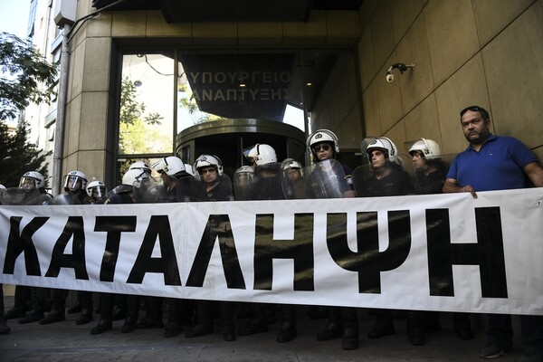 Οι μεταλλωρύχοι της Εldorado Gold έκαναν έφοδο στο Υπουργείο - Επεισόδια με τα ΜΑΤ