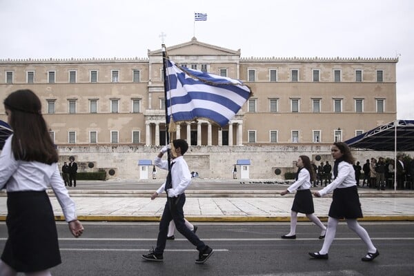 «Ναι» είπε το ΣτΕ στην κλήρωση σημαιοφόρων - Τι αναφέρει για τον εκκλησιασμό στα Δημοτικά