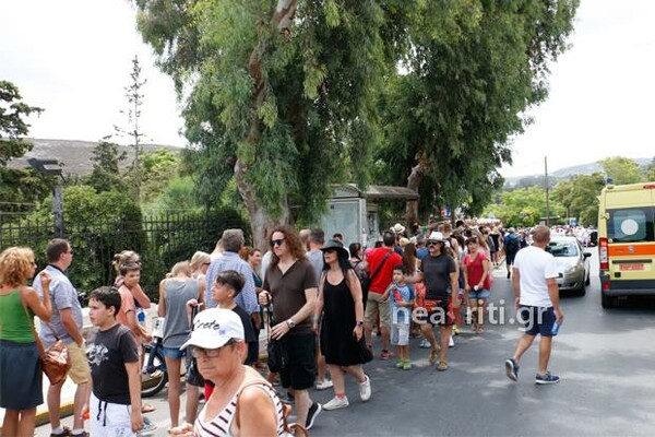 Εικόνες ντροπής στην Κνωσό - Ουρές ταλαιπωρίας για τους τουρίστες έξω από τον αρχαιολογικό χώρο