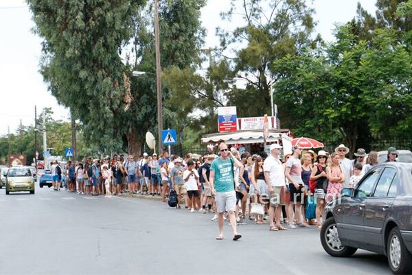 Εικόνες ντροπής στην Κνωσό - Ουρές ταλαιπωρίας για τους τουρίστες έξω από τον αρχαιολογικό χώρο