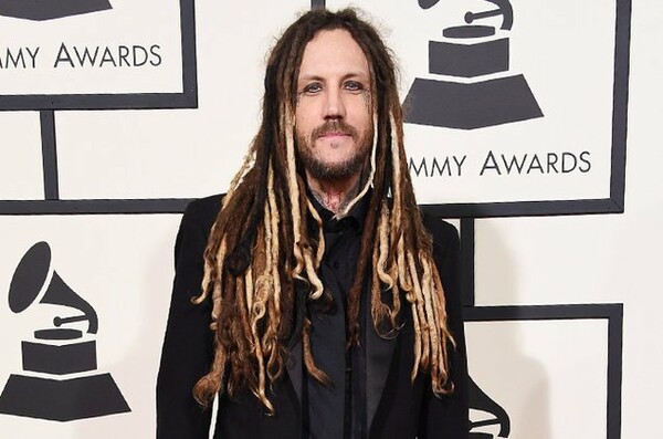 Οργή για τον κιθαρίστα των Korn που χαρακτήρισε τον Chester Bennington «δειλό» επειδή αυτοκτόνησε