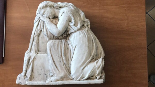 Ιωάννινα: Ανάγλυφη μαρμάρινη πλάκα του 4ου πΧ αι. βρέθηκε σε αυτοκίνητο