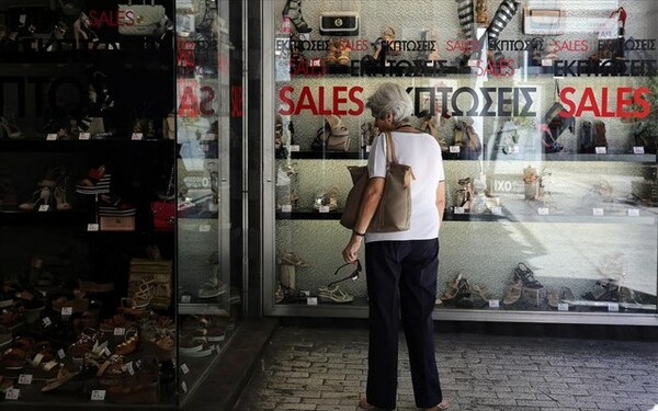 Ανοιχτά καταστήματα στην Αθήνα-Πολλοί διαμαρτυρόμενοι, λίγοι πελάτες