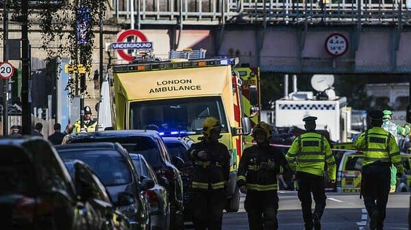 Τρομοκρατικό περιστατικό χαρακτηρίζουν την έκρηξη στο μετρό του Λονδίνου οι αρχές