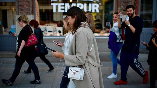 Η Χαβάη απαγορεύει στους πεζούς να ''τσεκάρουν'' το κινητό τους όταν περπατάνε