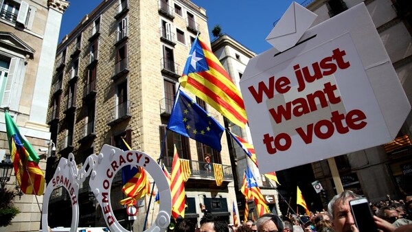 Ισπανία: Σε κατασχέσεις προεκλογικών φυλλαδίων και αφισών προχωρούν οι αρχές ενόψει του δημοψηφίσματος στην Καταλονία