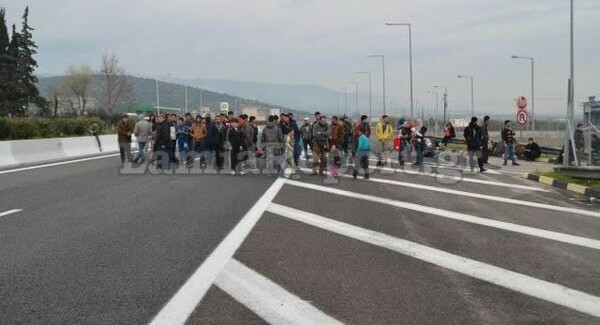 Πρόσφυγες έκλεισαν την Εθνική Οδό Αθηνών-Λαμίας στις Θερμοπύλες