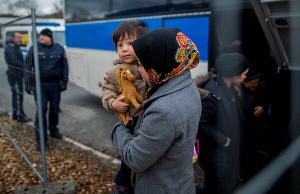 Γερμανία: Παρατείνονται έως τον Μάιο του 2018 οι έλεγχοι στα σύνορα