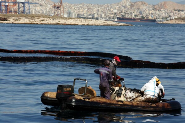 Με εντατικούς ρυθμούς οι εργασίες απορρύπανσης- Η σημερινή εικόνα από Σαλαμίνα μέχρι Γλυφάδα