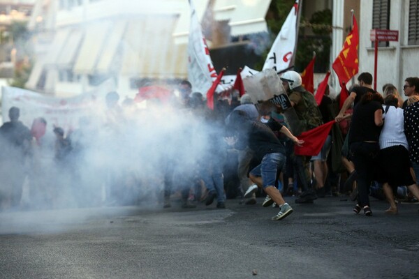 Επεισόδια με χημικά και μολότοφ στη συγκέντρωση για τον Φύσσα- Πέντε τραυματίες