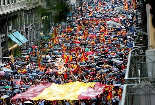 Ισπανία: Διαδηλώσεις υπέρ της ενότητας από χιλιάδες ανθρώπους σε πολλές πόλεις