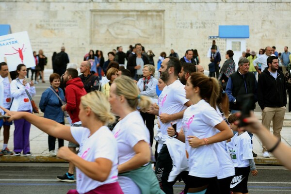 Δεκάδες χιλιάδες πολίτες έτρεξαν στους δρόμους της Αθήνας για τον καρκίνο του μαστού