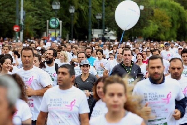 Δεκάδες χιλιάδες πολίτες έτρεξαν στους δρόμους της Αθήνας για τον καρκίνο του μαστού