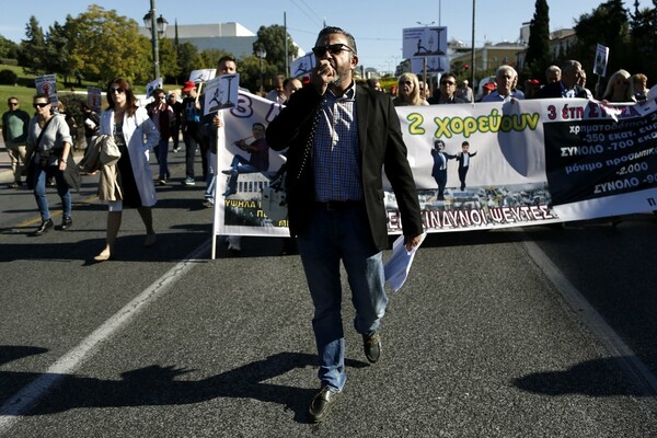 Ένταση στη Βουλή για το πανό «τρεις λαλούν και δυο χορεύουν»