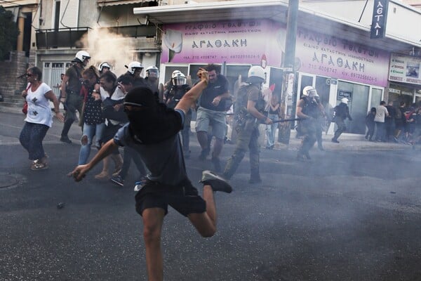 Επεισόδια με χημικά και μολότοφ στη συγκέντρωση για τον Φύσσα- Πέντε τραυματίες