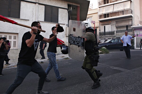 Επεισόδια με χημικά και μολότοφ στη συγκέντρωση για τον Φύσσα- Πέντε τραυματίες