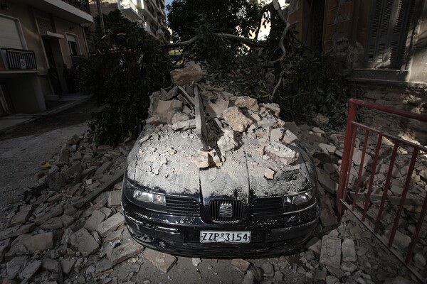 Οι πρώτες εικόνες από το κτίριο που κατέρρευσε στον Πειραιά