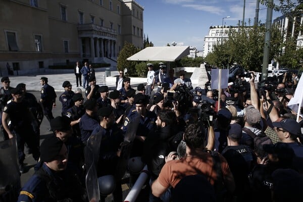 Ένταση στη Βουλή για το πανό «τρεις λαλούν και δυο χορεύουν»