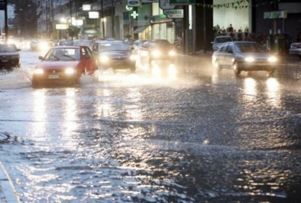 Θεσσαλονίκη: Πλημμύρες και εγκλωβισμοί οδηγών από την πολύωρη βροχόπτωση