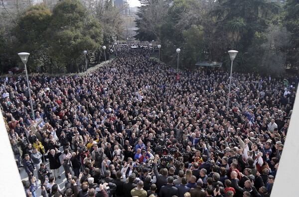 Αλβανία: Μεγάλη διαδήλωση κατά του Ράμα- Ομαδικές παραιτήσεις βουλευτών της αντιπολίτευσης