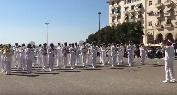 Η μπάντα του Πολεμικού Ναυτικού παίζει Despacito και το αποτέλεσμα είναι απολαυστικό- Βίντεο