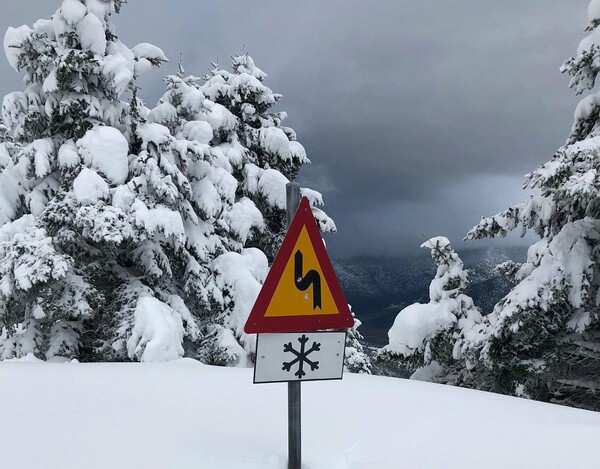 Κλειστή η περιφερειακή οδός Πεντέλης - Νέας Μάκρης λόγω του χιονιά