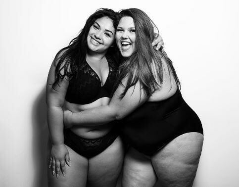 Plus size μοντέλα δημοσίευσαν αρετουσάριστη φωτογραφία τους για να δείξουν πόσο αλλάζει το σώμα το Photoshop