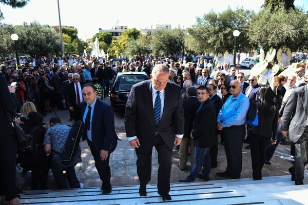 Το τελευταίο αντίο στoν Μιχάλη Ζαφειρόπουλο - Πλήθος κόσμου, πολιτικοί και δημοσιογράφοι στην κηδεία του ποινικολόγου