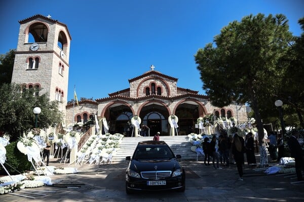 Το τελευταίο αντίο στoν Μιχάλη Ζαφειρόπουλο - Πλήθος κόσμου, πολιτικοί και δημοσιογράφοι στην κηδεία του ποινικολόγου