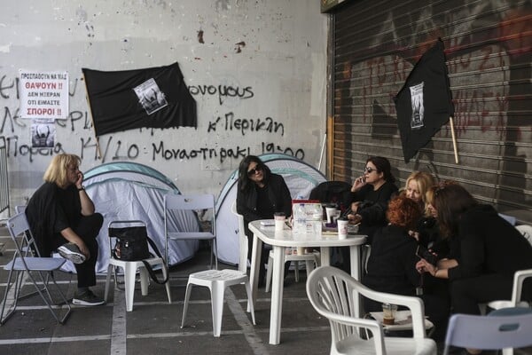 Έξω από το υπουργείο Εργασίας συνεχίζουν τη διαμαρτυρία τους οι χήρες αστυνομικών και στρατιωτικών