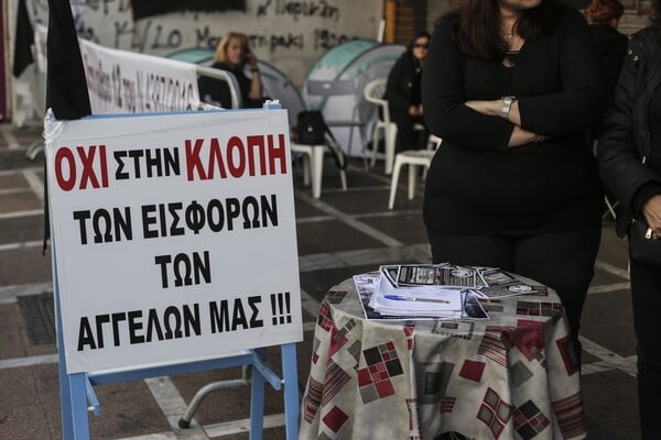 Έξω από το υπουργείο Εργασίας συνεχίζουν τη διαμαρτυρία τους οι χήρες αστυνομικών και στρατιωτικών