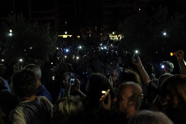 Εκατοντάδες Αθηναίοι φώτισαν απόψε το σκοτεινό Πεδίον του Άρεως