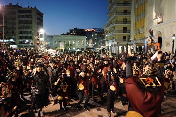 Η μεγάλη νυχτερινή παρέλαση του Καρναβαλιού στην Πάτρα με 40.000 στους δρόμους να χορεύουν