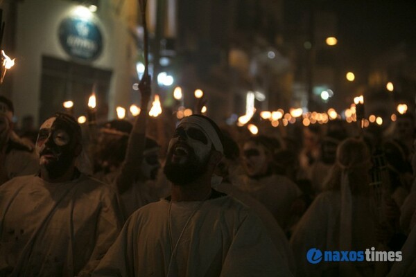 Oι εντυπωσιακές Λαμπαδηφορίες στη Νάξο - Χιλιάδες άνθρωποι στο ιδιαίτερο καρναβάλι του νησιού