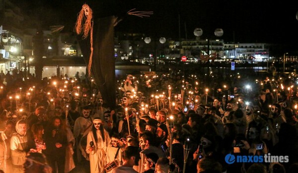 Oι εντυπωσιακές Λαμπαδηφορίες στη Νάξο - Χιλιάδες άνθρωποι στο ιδιαίτερο καρναβάλι του νησιού