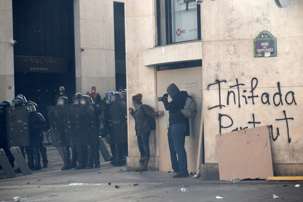 Κίτρινα Γιλέκα: Χάος στο Παρίσι - Τραυματίες, λεηλασίες και εμπρησμοί