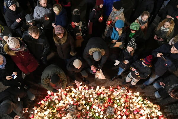 Χιλιάδες Πολωνοί στους δρόμους διαδηλώνουν για τη δολοφονία του δημάρχου του Γκντασκ