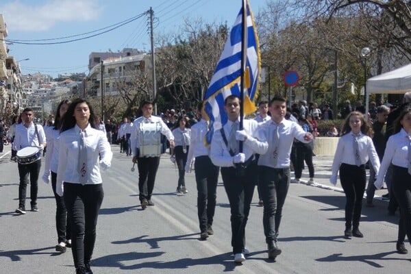 O τυφλός σημαιοφόρος που συγκίνησε και καταχειροκροτήθηκε